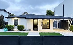 Modern Studio Stylish &Cozy Back Unit